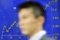 都内で、証券会社の株価ボード前を通り過ぎる会社員の男性（2008年10月30日撮影）。(c)AFP/Toru YAMANAKA