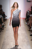 ニューヨーク市内で発表されたエルベ・レジェ バイ マックスアズリア（Herve Leger By Max Azria）の09年春夏コレクション（2008年9月7日撮影）。(c)AFP/Getty Images/Scott Gries