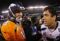 13NFL第48回スーパーボウル（Super Bowl XLVIII）、デンバー・ブロンコス（Denver Broncos）対シアトル・シーホークス（Seattle Seahawks）。試合を終え、デンバー・ブロンコスのペイトン・マニング（Peyton Manning、左）から祝福されるシアトル・シーホークスのラッセル・ウィルソン（Russell Wilson、2014年2月2日撮影）。(c)AFP/Getty Images/Kevin C. Cox