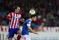 サッカースペイン国王杯（Copa del Rey 2013-14）準々決勝第1戦、アトレティコ・マドリード（Atletico Madrid）対アスレティック・ビルバオ（Athletic Bilbao）。ボールを競るアスレティック・ビルバオのキケ・ソラ（Kike Sola、右）とアトレティコ・マドリードのディエゴ・ゴディン（Diego Godin、2014年1月23日撮影）。(c)AFP/JAVIER SORIANO