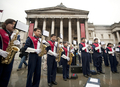英ロンドン（London）のトラファルガー広場（Trafalgar Square）で、ニューイヤーデー・パレードのリハーサルに参加する米インディペンデンス・ハイスクール（Independence High School）の吹奏楽隊（2009年12月30日撮影）。(c)AFP/Ben Stansall