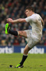 ラグビーシックスネイションズ（Six Nations Rugby 2013）は10日、第2週の1試合が行われ、イングランドが12-6でアイルランドを下し、グランドスラム（全勝優勝）へ向けて開幕2連勝を飾った。

ペナルティーキックを蹴るイングランドのオーウェン・ファレル（Owen Farrell、2013年2月10日撮影）。(c)AFP/PETER MUHLY