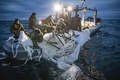 米サウスカロライナ州マートルビーチ沖で回収される、撃墜された中国の気球の残骸。米海軍提供（2023年2月5日撮影）。(c)Petty Officer 1st Class Tyler Thompson / US NAVY / AFP 
