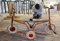 オーストリア北部ヘルンバウムガルテンの博物館「ノンゼウム」に展示された、双子用の三輪車（2015年8月12日撮影）。(c)AFP/JOE KLAMAR