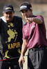 2番ホールでキャディーと言葉を交わすシブ・カプール（右）。(c)AFP/Manan VATSYAYANA