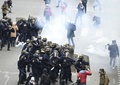 仏パリで行われた労働法改正案への抗議デモで、参加者と衝突する警官隊（2016年4月28日撮影）。(c)AFP/DOMINIQUE FAGET