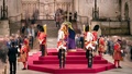 ロンドンにある英国会議事堂のウェストミンスターホールで行われたエリザベス女王のひつぎの公開安置の様子（2022年9月16日撮影）。(c)Danny Lawson / POOL / AFP