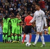 サッカー欧州チャンピオンズリーグ、グループF第1節、レアル・マドリード対スポルティング・リスボン。ブルーノ・セーザルの先制点を喜ぶスポルティング・リスボンの選手（2016年9月14日撮影）。(c)AFP/GERARD JULIEN