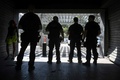 仏ニーム・ピスバン地区を巡回する警察官（2023年8月22日撮影）。(c)NICOLAS TUCAT / AFP