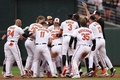 23MLB、ボルチモア・オリオールズ対タンパベイ・レイズ。サヨナラ勝ちを収めて歓喜するボルチモア・オリオールズの選手（2023年9月17日撮影）。(c)Patrick Smith/Getty Images/AFP
