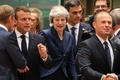 ベルギー・ブリュッセルで行われた欧州連合首脳会議に出席した英国のテリーザ・メイ首相（中央、2018年6月28日撮影）。(c)AFP PHOTO / Ludovic MARIN