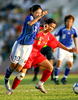 ベトナムのダオ・ティ・ミュン（%%Dao Thi Mien%%、右）と競り合う日本の澤穂希（%%Homare Sawa%%）。(c)AFP/QUANG MINH