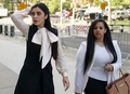 メキシコの麻薬王「エル・チャポ」ことホアキン・グスマン受刑者の妻エマ・コロネル・アイスプロ容疑者（左）。米ニューヨークの連邦裁判所前にて（2018年8月14日撮影）。(c)TIMOTHY A. CLARY / AFP