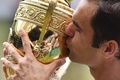 テニス、ウィンブルドン選手権、男子シングルス決勝。トロフィーにキスするロジャー・フェデラー（2017年7月16日撮影）。(c)AFP/Glyn KIRK