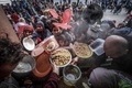 パレスチナ自治区ガザ南部ラファで、配給食料を求めて集まった避難民（2024年2月19日撮影）。(c)MOHAMMED ABED / AFP