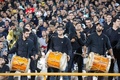 2018年サッカーW杯ロシア大会アジア最終予選グループA、イラン対韓国。イスラム教の預言者ムハンマドの孫に当たるフセイン師の死を悼む日「アシュラ」の前日に試合が行われたため、黒装束で観戦するイランのファン（2016年10月11日撮影）。(c)AFP/ATTA KENARE