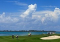 女子ゴルフ、ピュアシルクバハマLPGAクラシック（Pure Silk-Bahamas LPGA Classic 2013）は24日、悪天候の影響のため1日遅れで開幕を迎え、6アンダーで初日を終えたイタリアのシルビア・カバレリ（Silvia Cavalleri）と米国のヘザー・ヤング（Heather Young）が暫定首位に立った。

最終ホールに変更された8番ホールに向かう選手（2013年5月24日撮影）。(c)AFP/Getty Images/Sam Greenwood