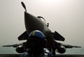 ペルシャ湾で、仏軍空母シャルル・ド・ゴールの甲板に駐機された戦闘機（2015年2月22日撮影）。(c)AFP/PATRICK BAZ