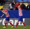 サッカー欧州チャンピオンズリーグ2013-14（UEFA Champions League 2013-14）グループG第4節、アトレティコ・マドリード（Atletico de Madrid）対オーストリア・ウィーン（Austria Vienna）。得点を挙げ歓喜するアトレティコ・マドリードのミランダ（Joao Miranda de Souza Filho、右、2013年11月6日撮影）。(c)AFP/PIERRE-PHILIPPE MARCOU