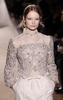 フランス・パリ市内で発表されたヴァレンティノ（VALENTINO）の12年春夏オートクチュールコレクション（2012年1月25日撮影）。(c)AFP/ALEXANDER KLEIN