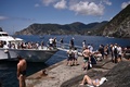 イタリア北西部チンクエテッレ国立公園のベルナッツァの港に到着したボート（2021年6月24日撮影）。(c)MARCO BERTORELLO / AFP