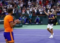 テニス、BNPパリバ・オープン、男子シングルス準決勝。試合後、ラファエル・ナダル（左）の拍手を受けながらコートを後にするカルロス・アルカラス（2022年3月19日撮影）。(c)Clive Brunskill/Getty Images/ AFP