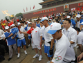 中国・北京（Beijing）の天安門広場（Tiananmen Square）で、男子バスケットボール選手、姚明（ヤオ・ミン、Yao Ming）選手から北京五輪聖火を受け取った国際オリンピック委員会（International Olympic Committee、IOC）のハイン・フェルブルッゲン（Hein Verbruggen）調整委員会委員長（中央、2008年8月6日撮影）。(c)AFP/BEHROUZ MEHRI