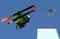 ソチ冬季五輪、ロザフトル・エクストリーム・パーク（Rosa Khutor Extreme Park）で行われたフリースタイルスキー・男子スロープスタイル予選で、マルクス・エーダー（Markus Eder、イタリア）の技を撮影する無人飛行機カメラ（2014年2月13日撮影）。(c)AFP/FRANCK FIFE
