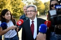 フランス・ボルドーで、自身の新著に関する討論会の会場に到着し、報道陣に囲まれるジャンリュック・メランション氏（2023年10月11日撮影）。(c)Christophe ARCHAMBAULT / AFP