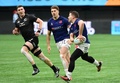 ワールドラグビーセブンズシリーズ、バンクーバー大会準決勝、ニュージーランド対フランス。味方にパスを出すフランスのアントワーヌ・デュポン（右、2024年2月25日撮影）。(c)Don MacKinnon/ AFP