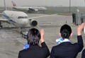 国際線の発着枠が拡大された羽田空港（Haneda Airport）で、全日空（All Nippon Airways、ANA）が新規開設した羽田─ハノイ（Hanoi）線の第1便を手を振って見送る同社の職員ら（2014年3月30日撮影）。(c)AFP/Yoshikazu TSUNO