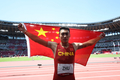 試合後、中国国旗を広げる朱亜明（2021年8月5日撮影）。(c)Xinhua News