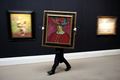 2008年1月29日、英国ロンドン（London）のオークションハウス、サザビーズ（Sotheby&apos;s）で公開された、2月5日にオークションにかけられる1910年のヤウレンスキー（Jawlensky）の作品『Schokko mit Tellerhut』。推定落札額は650万-850万ポンド（約13億8000万-18億円）。(c)AFP/SHAUN CURRY