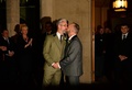 英ブライトン（Brighton）のパビリオン宮殿（Royal Pavillion）で挙式した後にキスをするアンドリュー・ウェール（Andrew Wale）さん（左）とニール・アラード（Neil Allard）さん（2014年3月29日撮影）。(c)AFP/LEON NEAL