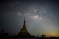 ミャンマーのタイチーで、パゴダ（仏塔）の上に広がる天の川（2019年4月9日撮影）。(c)Ye Aung THU / AFP