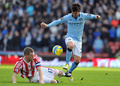 イングランド、FAカップ2012-13（FA Cup 2012-13）は27日、4回戦が各地で行われ、マンチェスター・シティ（Manchester City）は1-0でストーク・シティ（Stoke City）を下し、5回戦に進出した。

ストーク・シティのライアン・ショウクロス（Ryan Shawcross、左）にスライディングタックルを受けるマンチェスター・シティのダビド・シルバ（David Silva、2013年1月26日撮影）。(c)AFP/Paul Ellis