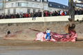フランス西部レ・サーブル・ドロンヌ（Les Sables d&apos;Olonne）の海岸で25日早朝、全長18メートルのクジラが打ち上げられているのがみつかった。

写真は、浜辺で解体されるクジラと集まった人たち（2013年1月25日撮影）。(c)AFP/FRANK PERRY