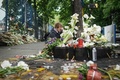 セルビア・ベオグラードの学校で発生した銃撃事件を受け、犠牲者を追悼する人（2023年5月4日撮影）。(c)OLIVER BUNIC / AFP