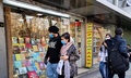 イラン・テヘランの街角にある書店（2022年1月29日撮影）。(c) ATTA KENARE / AFP