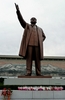 北朝鮮・平壌（Pyongyang）にある故金日成（キム・イルソン、Kim Il-Sung）国家主席の銅像のもとに捧げられた花（2010年9月22日撮影）。(c)AFP/Ian TIMBERLAKE