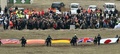 フランス・ルベルネで行われたドイツ格安航空会社ジャーマンウイングス4U9525便墜落の犠牲者追悼集会に出席する遺族と、犠牲者の出身国の国旗を掲げる救助隊（手前、2015年3月26日撮影）。(c)AFP/PASCAL GUYOT