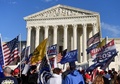 米首都ワシントンの連邦最高裁判所前で、大統領選の結果に抗議するドナルド・トランプ大統領の支持者ら（2020年12月12日撮影）。(c)Olivier DOULIERY / AFP