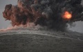 シリア北部のトルコと国境を接する町アインアルアラブ（Ain al-Arab、クルド名：コバニ、Kobane）の丘に対する空爆現場のすぐそばに立つイスラム過激派組織「イスラム国（Islamic State、IS）」の戦闘員ら（2014年10月23日撮影）。(c)AFP/BULENT KILIC