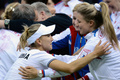 女子テニス、国別対抗戦のフェドカップ（2013 Fed Cup）は10日、ワールドグループ1部の1回戦が各地で行われ、第5試合でロシアのエレナ・ベスニナ（Elena Vesnina）/エカテリーナ・マカロバ（Ekaterina Makarova）組は6-2、6-2で森田あゆみ（Ayumi Morita）/土居美咲（Misaki Doi）組に勝利した。

勝利を喜ぶエレナ・ベスニナ（左）とマリア・キリレンコ（Maria Kirilenko、2013年2月10日撮影）。(c)AFP/KIRILL KUDRYAVTSEV