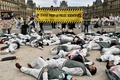 仏パリで行われた待遇改善要求デモで、犯罪現場を再現する科学捜査官ら（2020年1月15日撮影）。(c)STEPHANE DE SAKUTIN / AFP