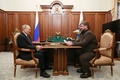 ロシアのウラジーミル・プーチン大統領（左）と会談するチェチェン共和国のラムザン・カディロフ首長（2023年3月13日撮影、資料写真）。(c)Mikhail KLIMENTYEV / SPUTNIK / AFP