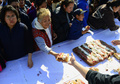 メキシコの首都メキシコ市（Mexico City）で3日、公現祭（Epiphany）を祝うイベントが行われ、外周1900メートル、重さ10トンの世界最大のリング状のパン「ロスカ・デ・レジェス（Rosca de Reyes）」がソカロ広場（Zocalo Square）に集まった約20万人に配られた。

写真は「ロスカ・デ・レジェス」をもらう人たち（2013年1月3日撮影）。(c)AFP/Alfredo ESTRELLA