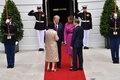 米首都ワシントンにあるホワイトハウスで、韓国の文在寅大統領（中央手前右）と金正淑夫人（中央手前左）を迎えるドナルド・トランプ米大統領（中央奥左）とメラニア・トランプ夫人（中央奥右、2019年4月11日撮影）。(c)Nicholas Kamm / AFP