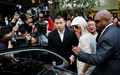 2007年11月21日、上海（Shanghai）で報道陣や観光客に取り囲まれるパリス・ヒルトン（Paris Hilton）。(c)AFP/Mark RALSTON