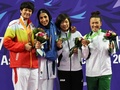 第17回アジア競技大会（17th Asian Games、Asiad）空手女子組手68キロ級の表彰式に臨む植草歩（Ayumi Uekusa、中央右、2014年10月2日撮影）。(c)AFP/ROSLAN RAHMAN